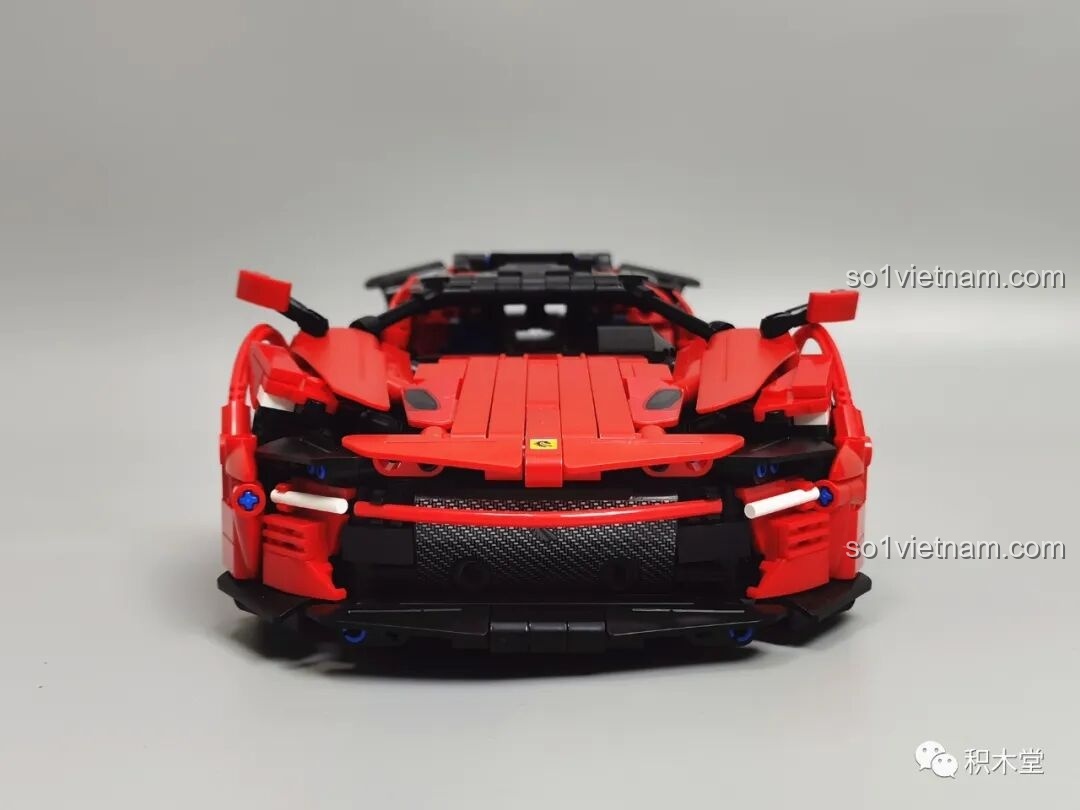 Thành phẩm mô hình Panlos Brick 673006 nhìn từ phía trước, khoe trọn vẻ hầm hố của cản trước và nắp capo.