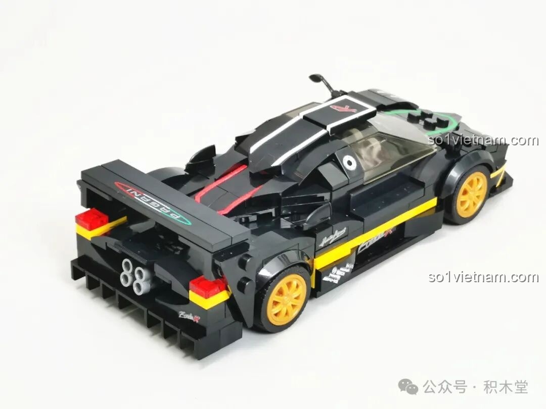 Góc nhìn từ trên cao xuống phía sau của mô hình RASTAR 93900, cho thấy tổng thể thiết kế khí động học của xe.