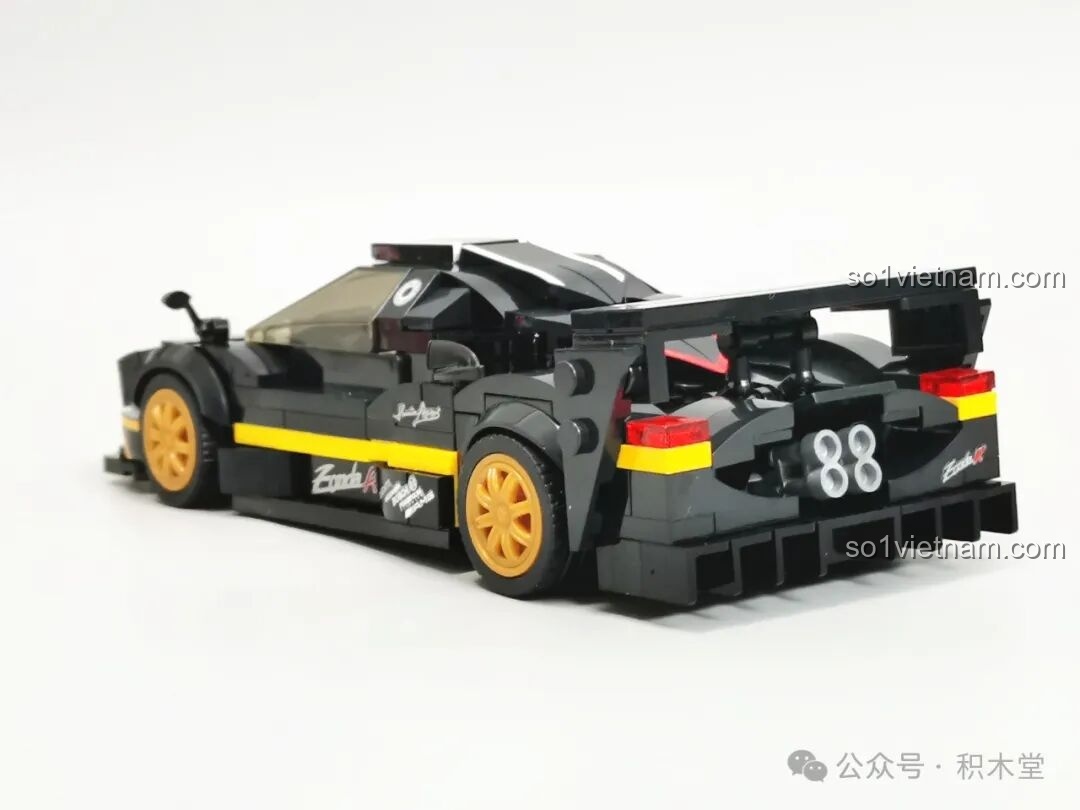 Góc nhìn chéo phía sau của RASTAR 93900, tập trung vào cánh gió lớn, cụm đèn hậu và bộ khuếch tán gió ấn tượng.