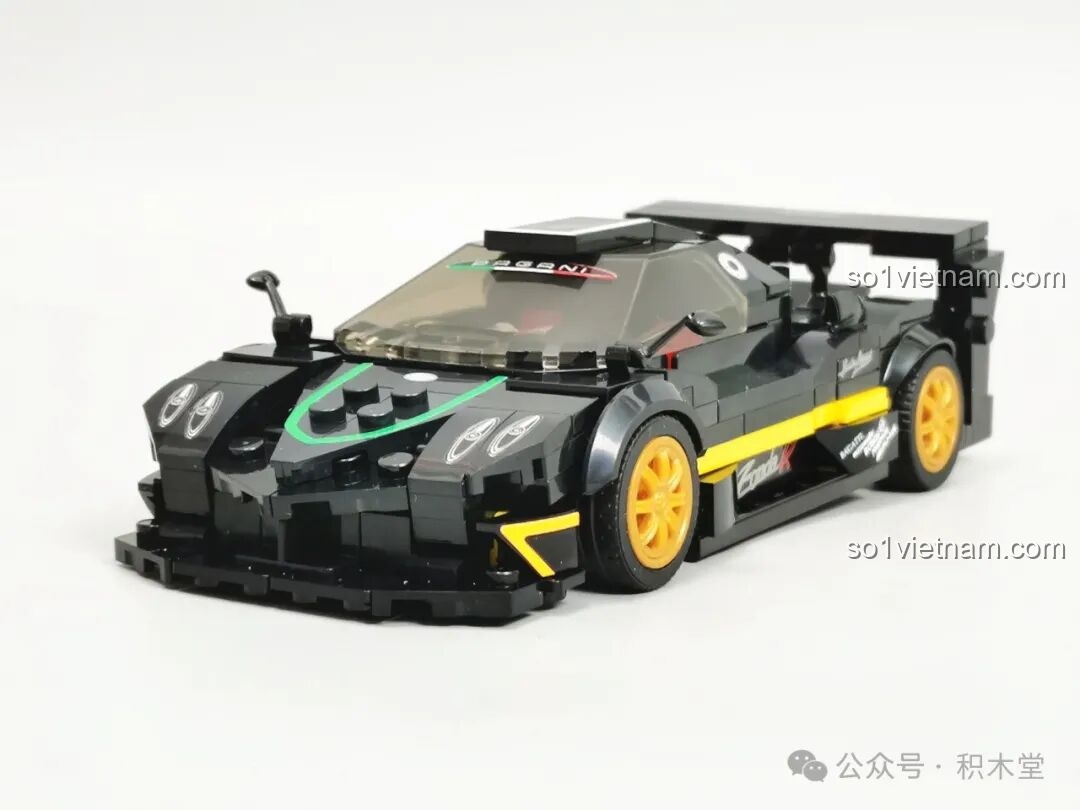 Góc nhìn chéo phía trước của mô hình RASTAR 93900, làm nổi bật những đường cong quyến rũ và bộ mâm xe màu vàng đặc trưng.