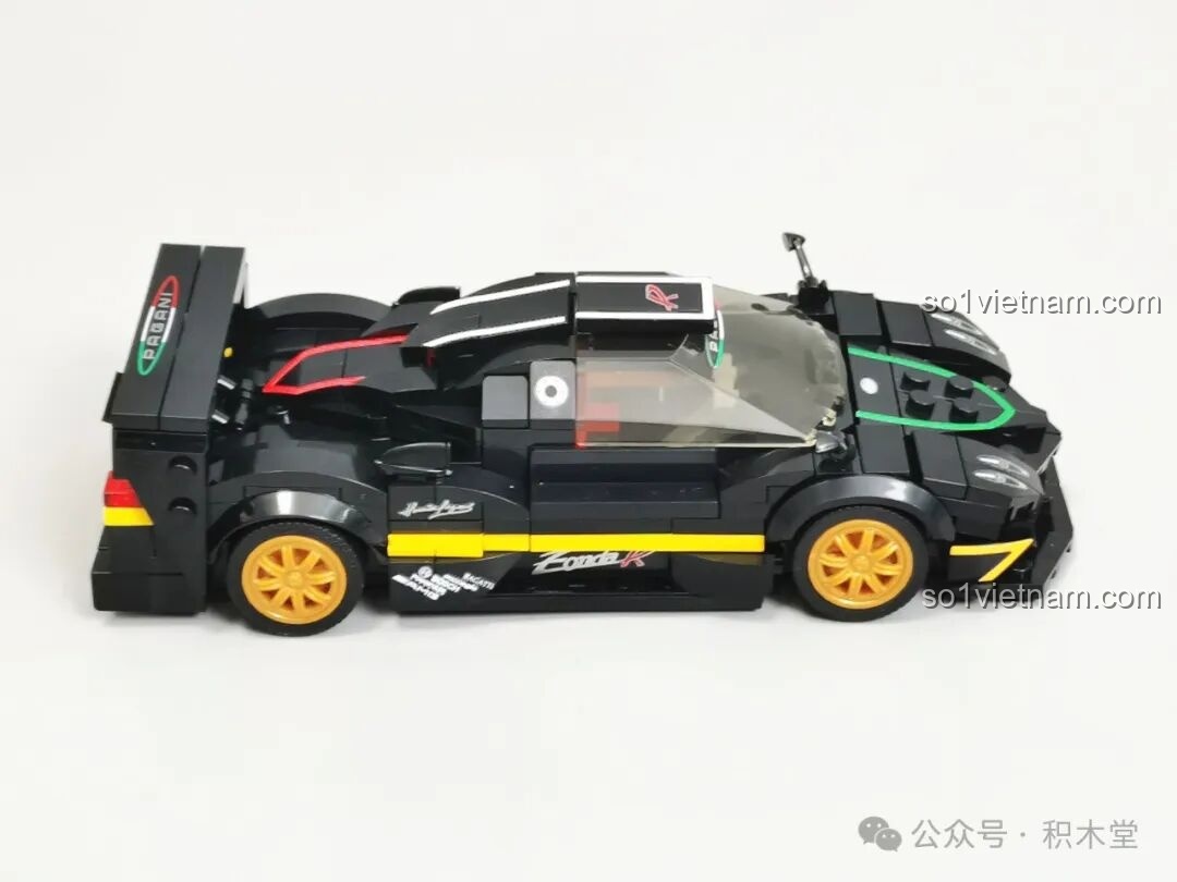 Góc nhìn bên chéo của bộ xếp hình Pagani Zonda R, khoe các chi tiết decal và thiết kế thân xe độc đáo.