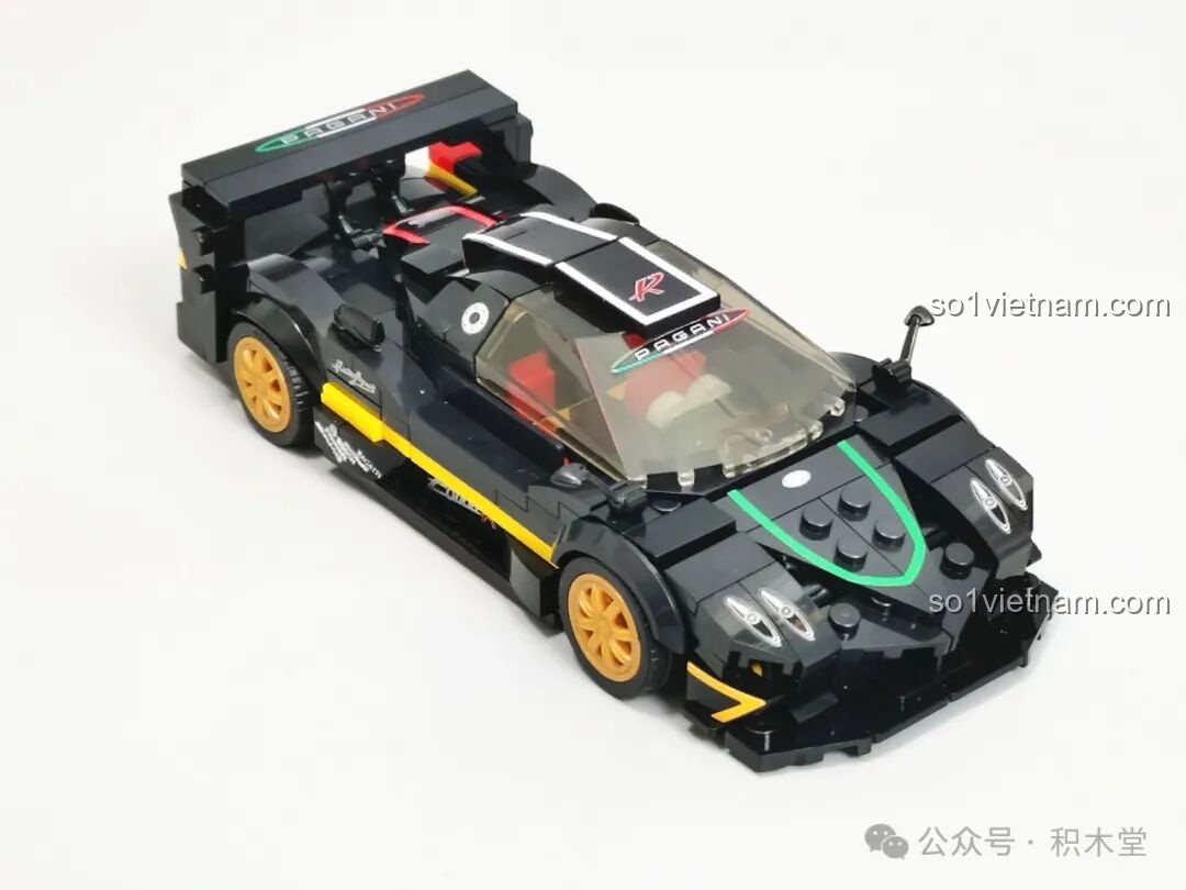 Góc nhìn từ trên cao xuống phía trước của RASTAR 93900, làm nổi bật các đường nét trên nắp capo và mui xe.