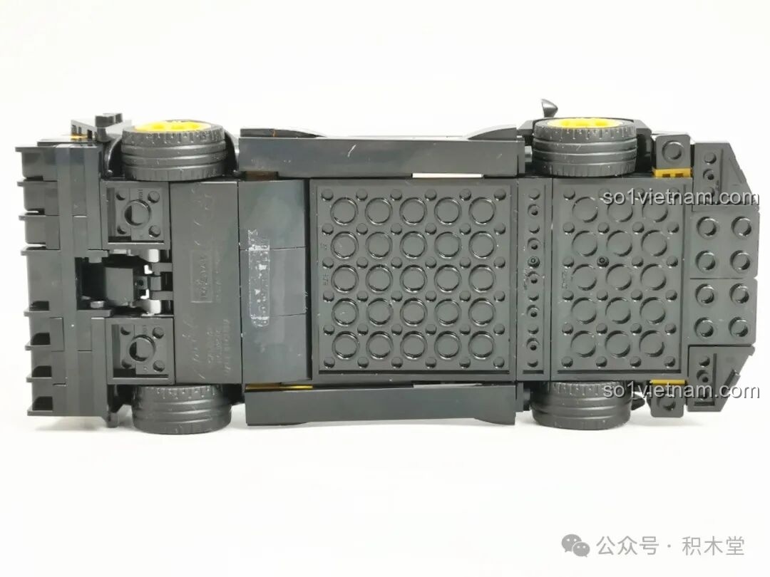 Phần gầm của mô hình RASTAR 93900, cho thấy cấu trúc khung xe chắc chắn và tấm thông tin sản phẩm được khắc chìm.