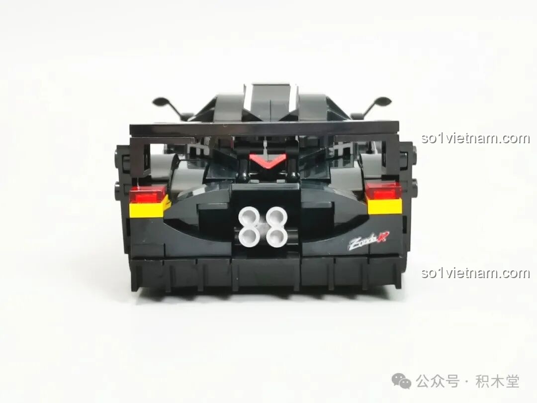 Cận cảnh phần đuôi xe RASTAR 93900 Pagani Zonda R với 4 ống xả đặc trưng, cánh gió và bộ khuếch tán, thể hiện sự chi tiết.