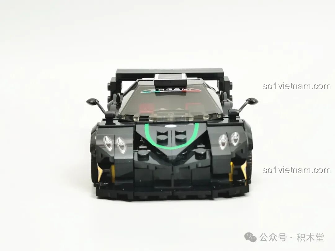 Thành phẩm RASTAR 93900 Pagani Zonda R nhìn từ phía trước, khoe trọn thiết kế đầu xe hầm hố và các chi tiết khí động học.