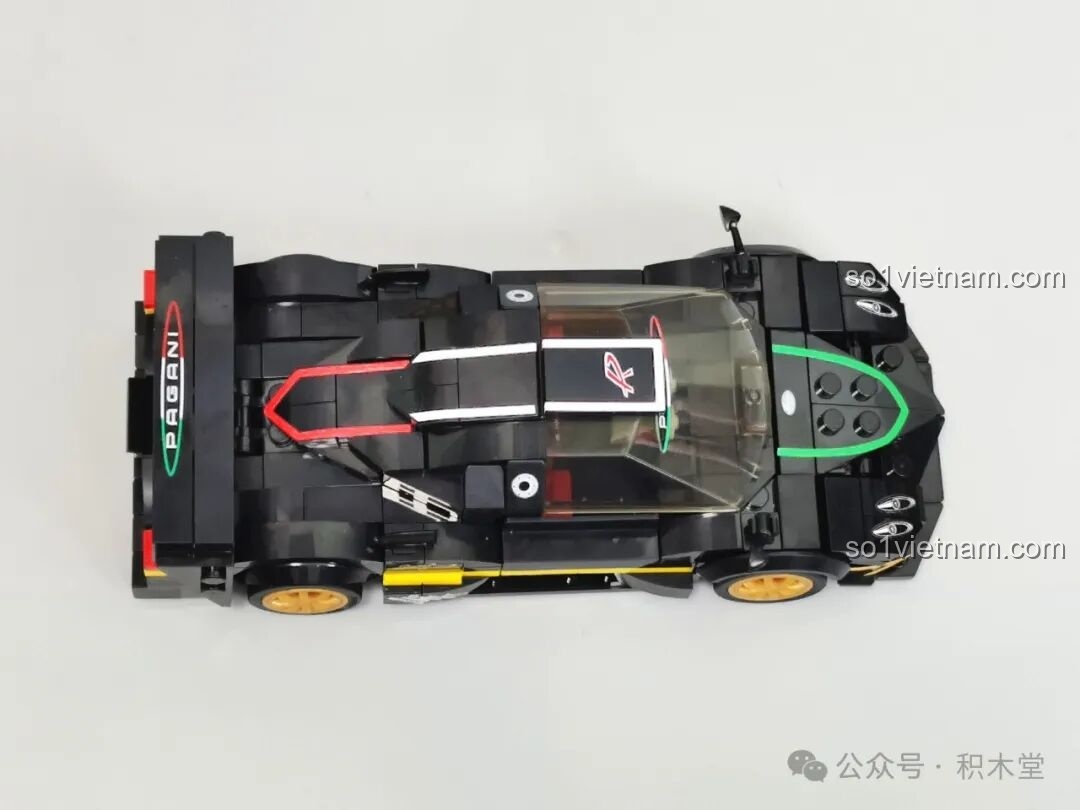 Toàn cảnh mô hình RASTAR 93900 Pagani Zonda R nhìn từ trên xuống, cho thấy hình dáng tổng thể và sự đối xứng trong thiết kế.