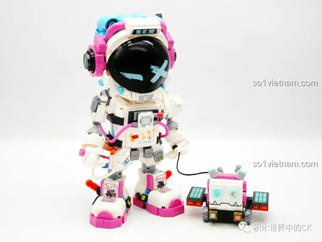 Hình ảnh thành phẩm hoàn chỉnh của bộ lắp ráp Sembo 203401 gồm phi hành gia Walker và chó robot Bobo đứng cạnh nhau.