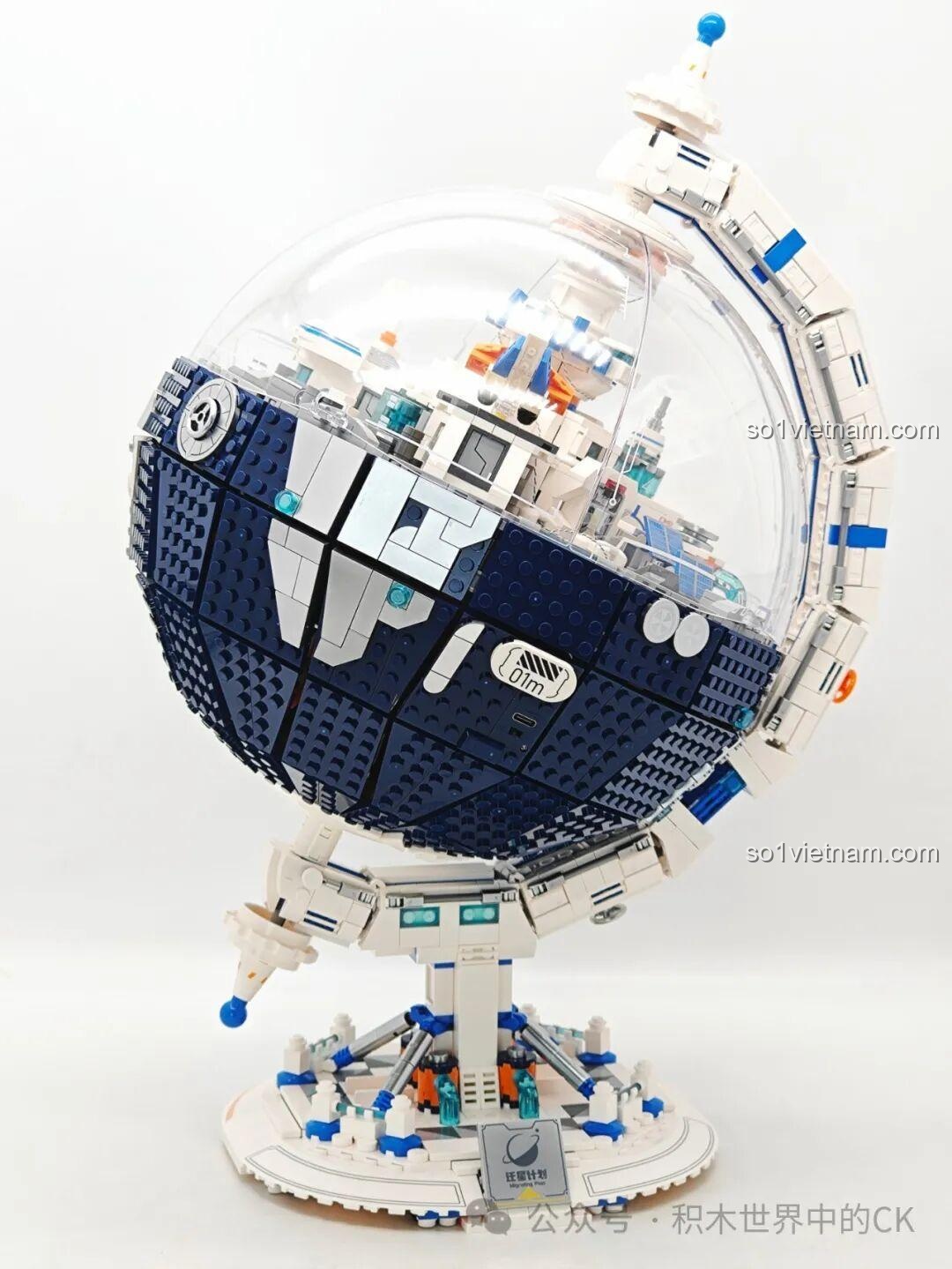 Thành phẩm Wekki 506502 Mô hình Kế hoạch Di cư Hành tinh ở góc nghiêng, tôn lên vẻ đẹp của quả địa cầu xoay 360 độ.