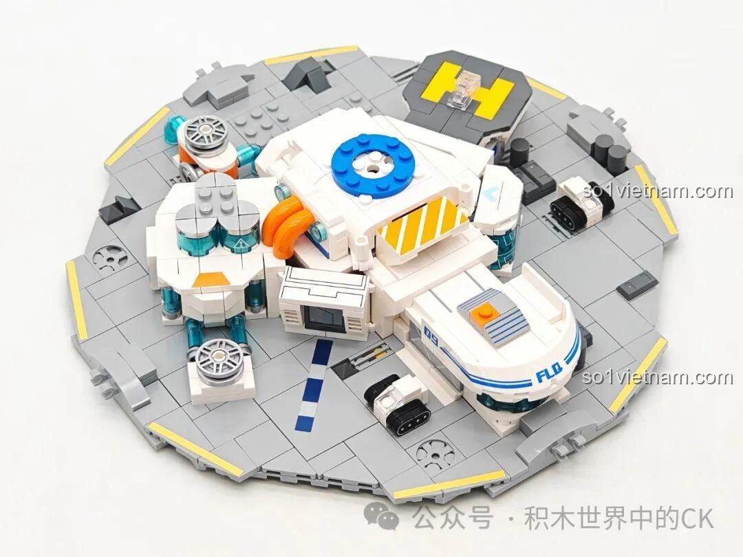 Toàn cảnh thành phẩm Wekki 506502 Mô hình Kế hoạch Di cư Hành tinh, một quả địa cầu không gian ấn tượng với trạm bên trong.
