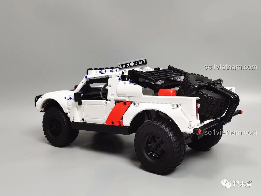 Mô hình hoàn chỉnh của ONEBOT OBLGPT09AIQI Xe Đua Off-road nhìn từ bên hông, với các chi tiết decal và bánh xe lớn.