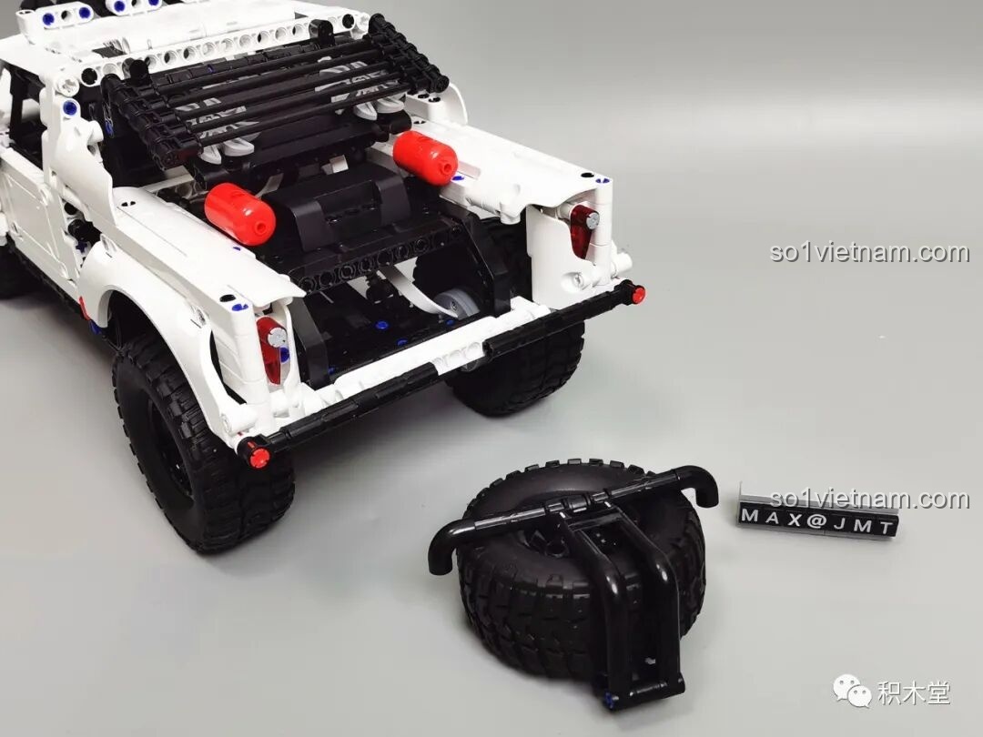 Mô hình hoàn chỉnh của ONEBOT OBLGPT09AIQI Xe Đua Off-road nhìn từ góc chéo phía sau, khoe lốp dự phòng và đèn hậu.