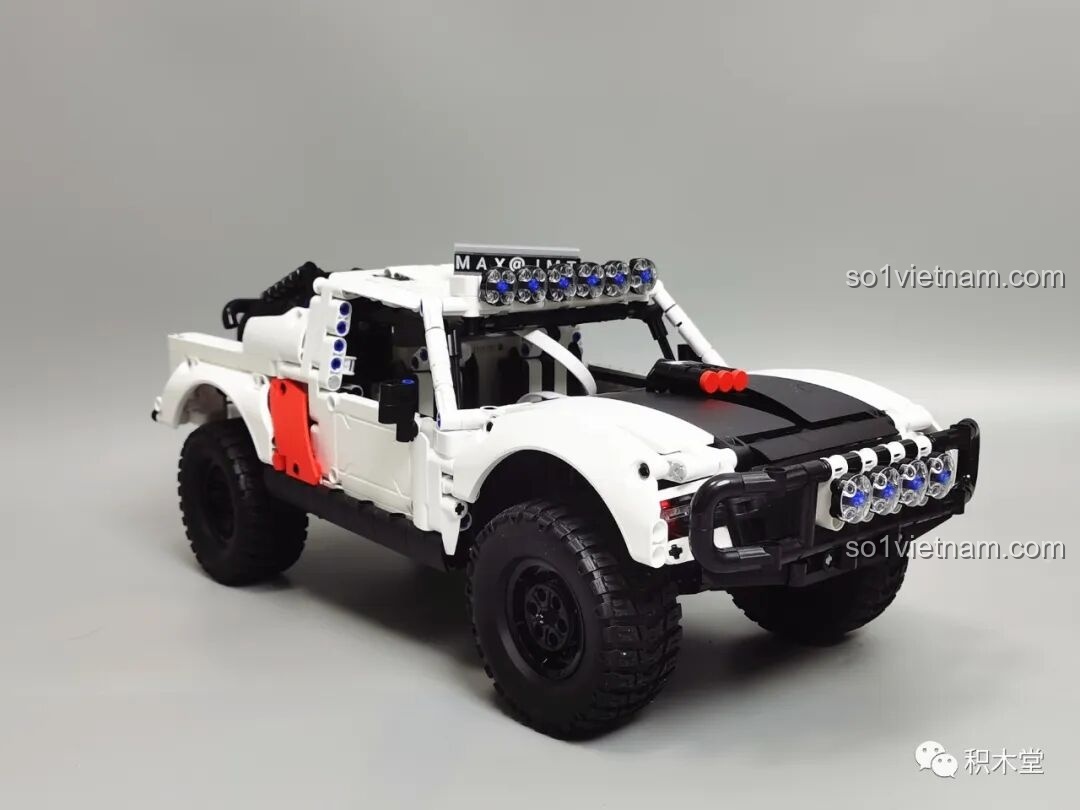Mô hình hoàn chỉnh của ONEBOT OBLGPT09AIQI Xe Đua Off-road nhìn từ góc chéo phía trước, thể hiện sự cân đối và mạnh mẽ.
