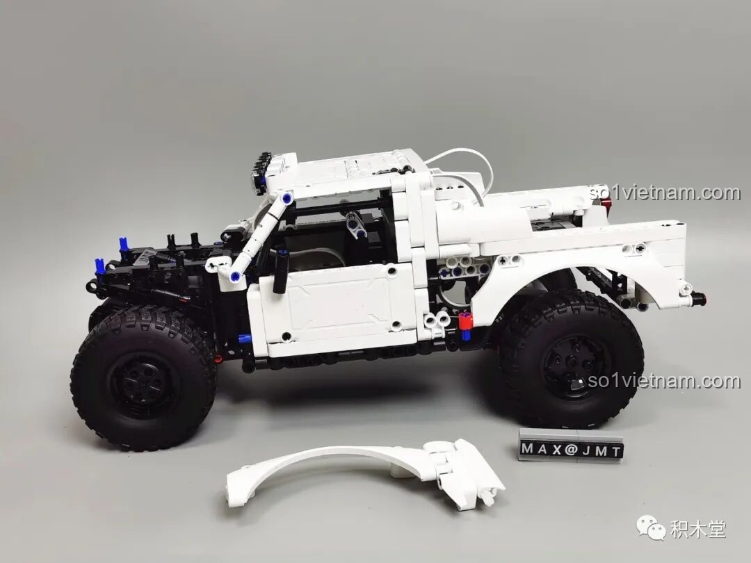 Mô hình hoàn chỉnh của ONEBOT OBLGPT09AIQI Xe Đua Off-road nhìn từ phía sau, với lốp dự phòng và hệ thống đèn hậu.