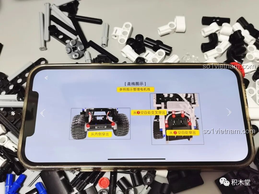 Mô hình hoàn chỉnh của ONEBOT OBLGPT09AIQI Xe Đua Off-road nhìn từ phía trước, với thiết kế mạnh mẽ và đèn pha nổi bật.