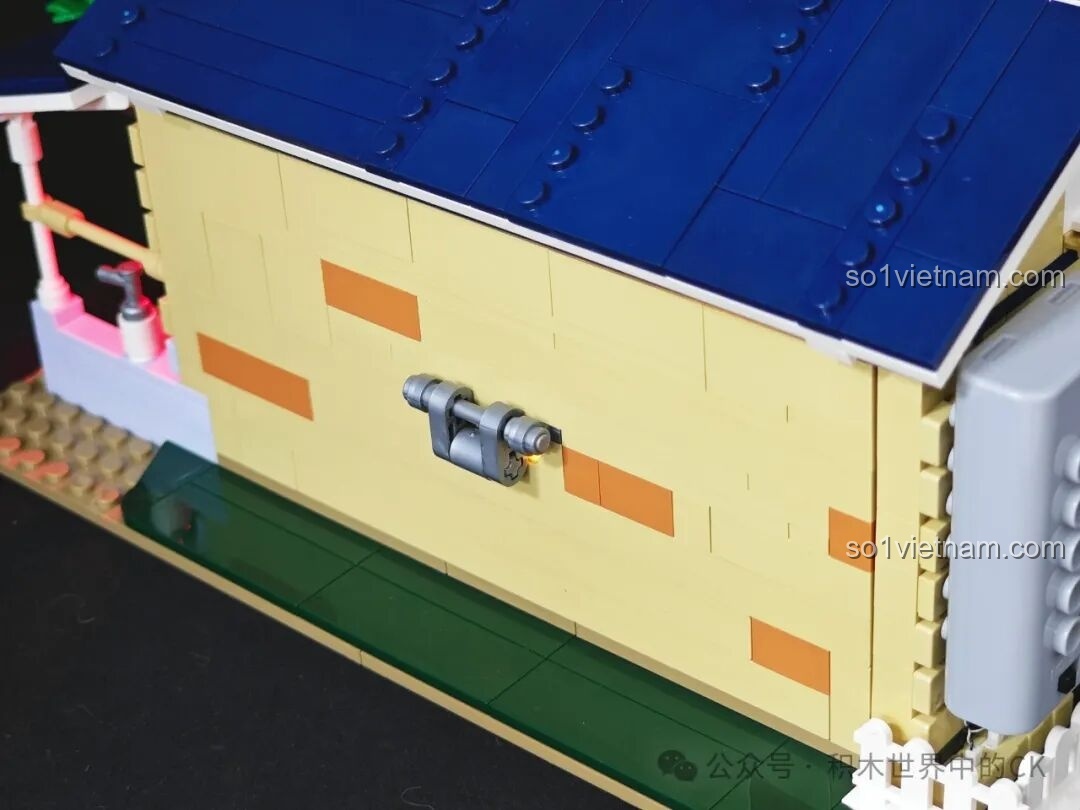 Thao tác tháo rời phần mái sau của mô hình Chuồng Ngựa FunWhole F9080 để khám phá không gian bên trong.