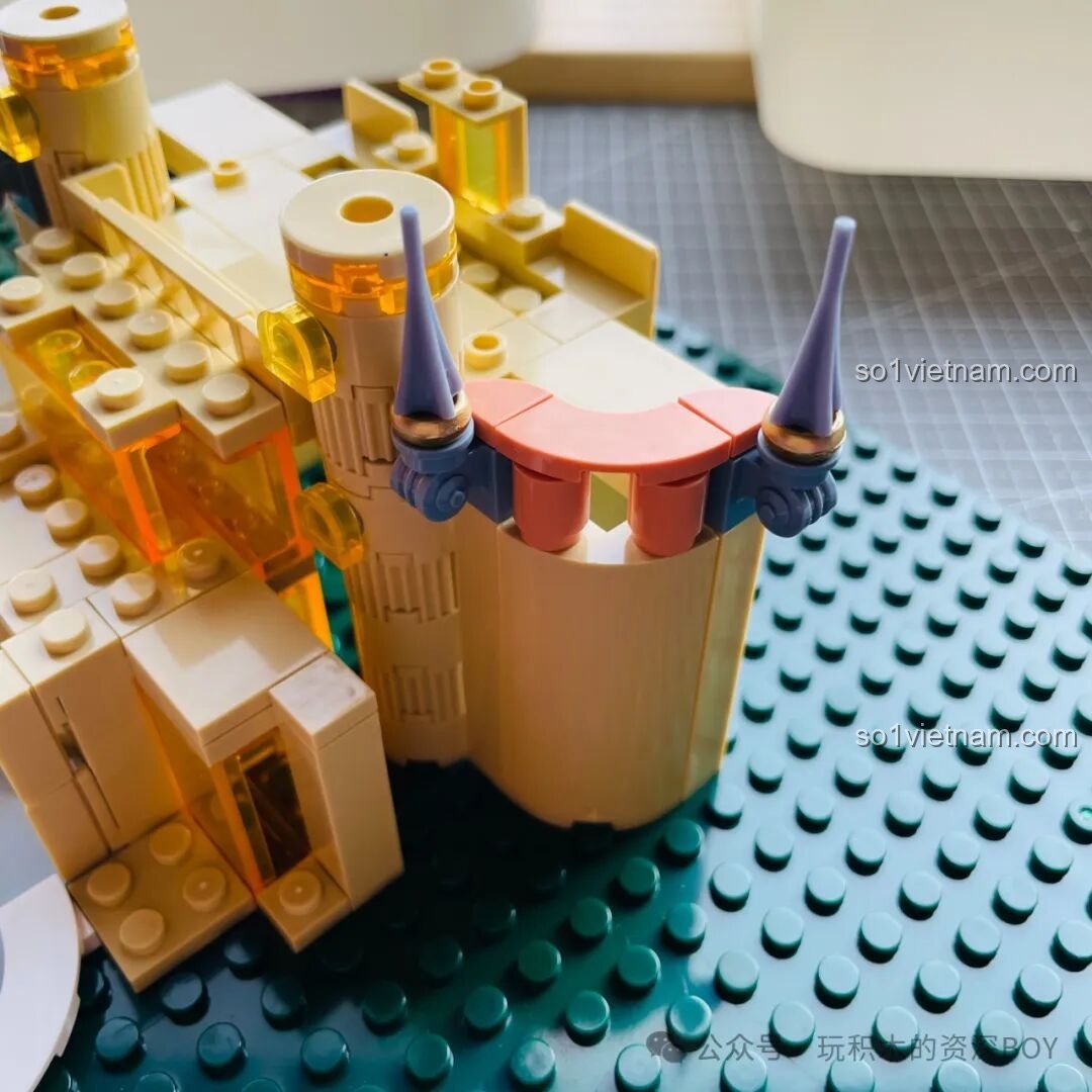 Tháp canh bên của Lâu Đài Hoa Rừng Femibox S2238 đang được lắp ráp, tạo điểm nhấn kiến trúc.