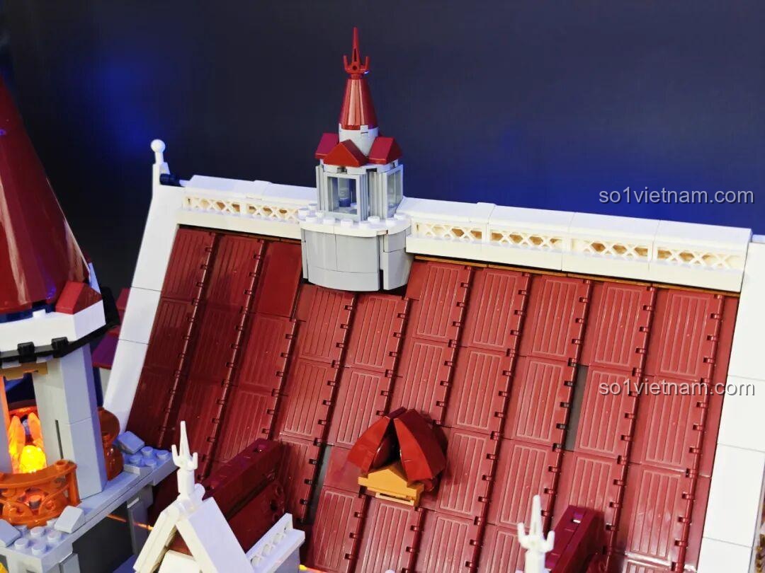 Tháp canh bên hông của Sảnh Tiệc Hoàng Gia Lumibricks L9071, với cầu thang và đèn chiếu sáng.
