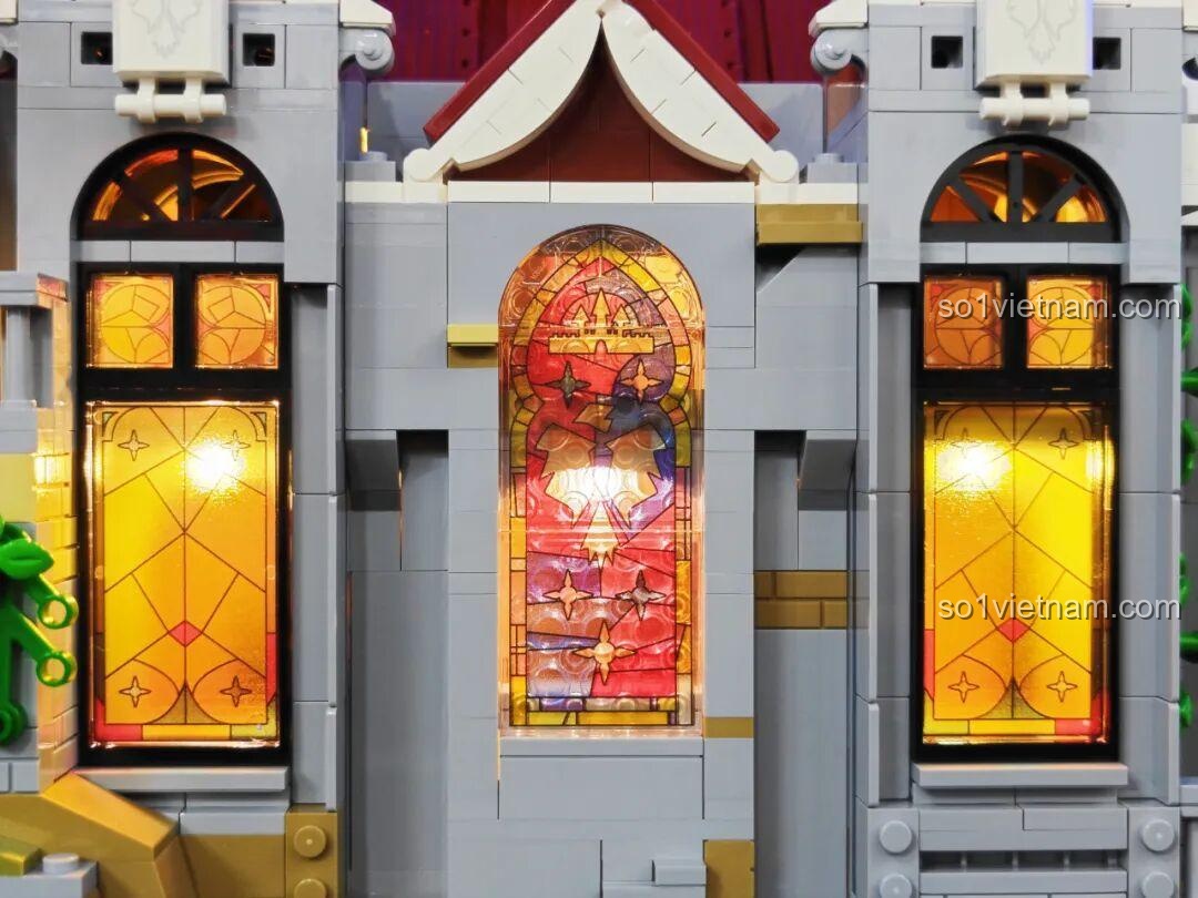 Tháp lớn của Sảnh Tiệc Hoàng Gia Lumibricks L9071 khi lên đèn, với ngọn đuốc và cờ hiệu.