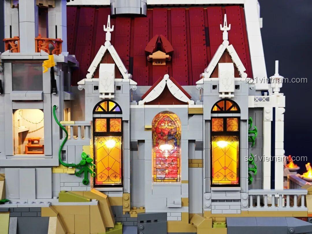 Tháp nhỏ trên mái của Sảnh Tiệc Hoàng Gia Lumibricks L9071, với kiến trúc Gothic đặc trưng.