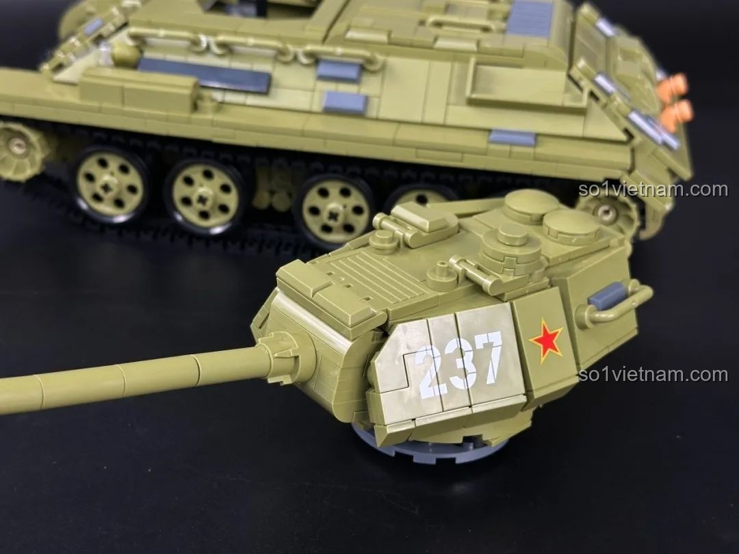 Tháp pháo của xe tăng T-34 đã được lắp ráp hoàn chỉnh với nòng pháo dài và các chi tiết giáp.