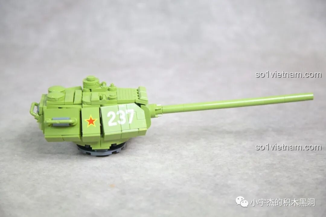 Góc nhìn từ bên hông của tháp pháo xe tăng T-34 Panlos 632012, cho thấy nòng pháo dài.