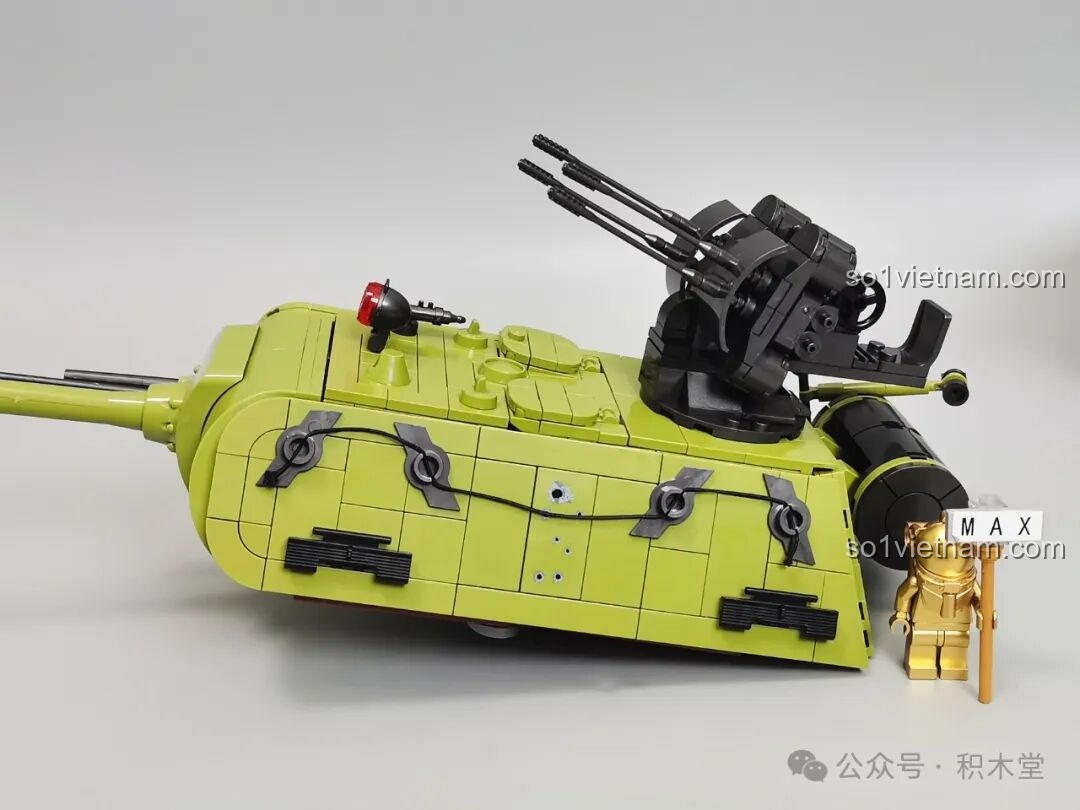 Tháp pháo và thân xe tăng Maus 12GO 98002 trước khi lắp ghép, thể hiện sự tách rời của hai phần chính.