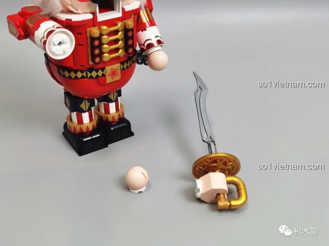 Quá trình thay đổi phụ kiện tay cho Hoàng Tử Kẹp Hạt Dẻ, cần tháo rời một vài chi tiết.