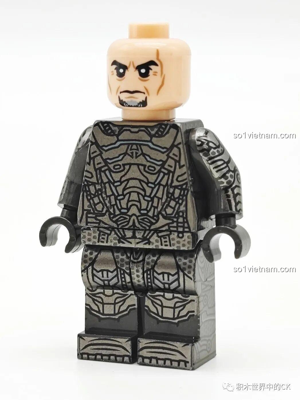 Nhân vật The Flash trong bộ G0123 đang cầm vũ khí tia chớp năng lượng