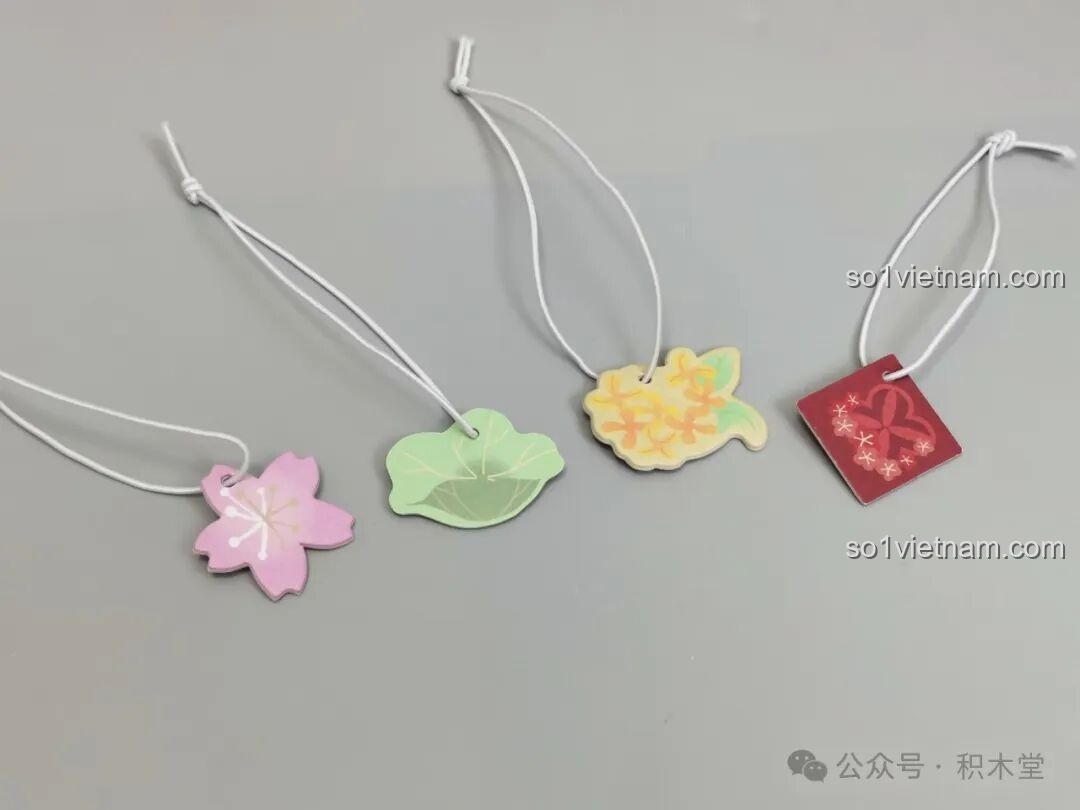 Bốn thẻ hương thơm đi kèm với bộ sưu tập Nanci Bức Tranh Cuộn Bốn Mùa, mỗi thẻ một hình dạng.