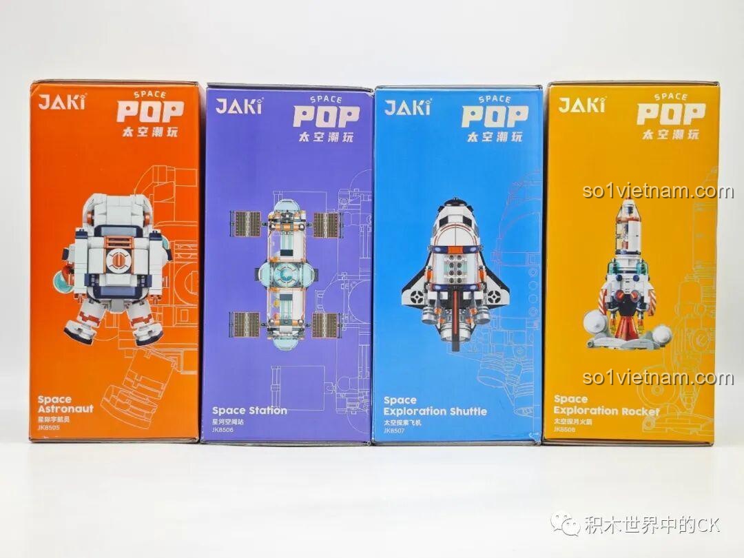 Bốn hộp đồ chơi lắp ráp JAKI Space Pop được xếp cạnh nhau, cho thấy sự đồng bộ trong thiết kế bao bì sản phẩm.