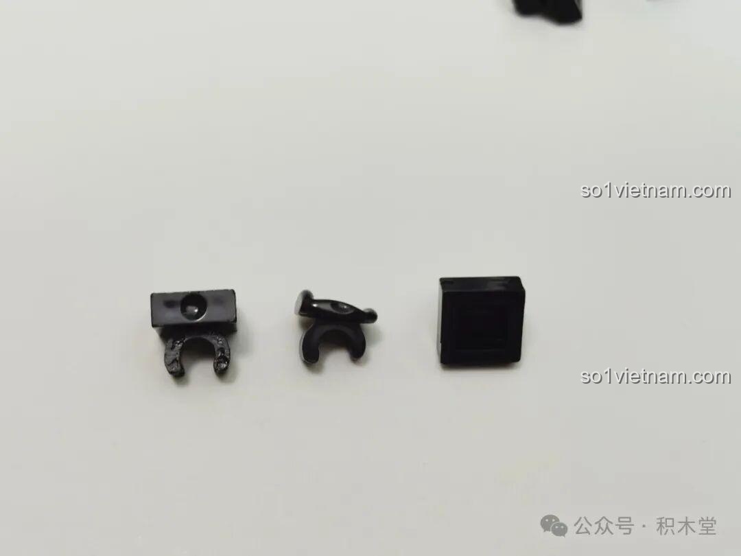 Phần đáy tàu JIQILE 42046 trống trơn, thiếu kết cấu gia cố