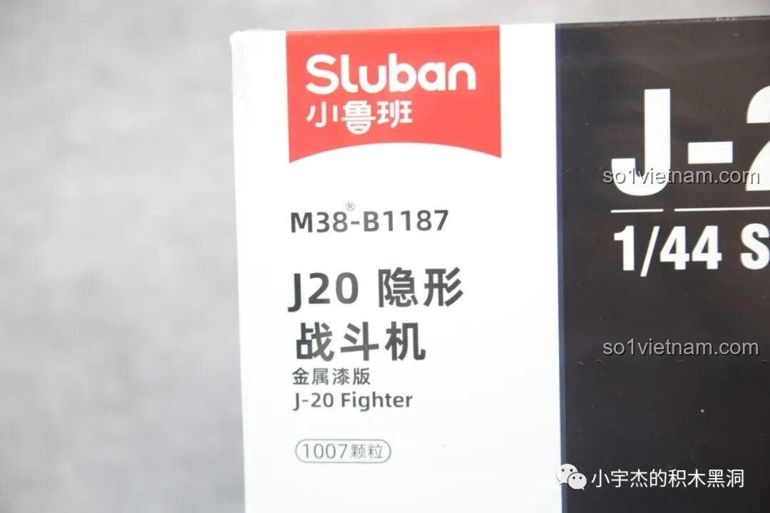 Chi tiết thông tin sản phẩm trên hộp Sluban J-20 M38-B1187 Tiêm Kích Tàng Hình, bao gồm mã số, tên sản phẩm và số lượng 1007 chi tiết.