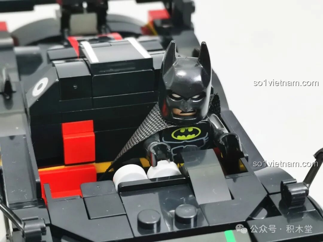 Thử đặt một nhân vật vào trong buồng lái của mô hình RASTAR 93900, cho thấy xe có thiết kế rất thấp, đúng chất siêu xe.