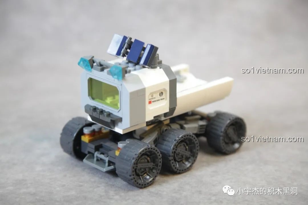 Hai thùng hàng của Xe Vận Tải Mặt Trăng SEMBO 107107, được trang trí bằng sticker chuyển nhiệt.