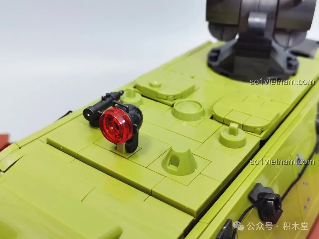 Thùng nhiên liệu phụ phía sau xe tăng Maus 12GO 98002, một chi tiết nhỏ nhưng tăng tính chân thực.