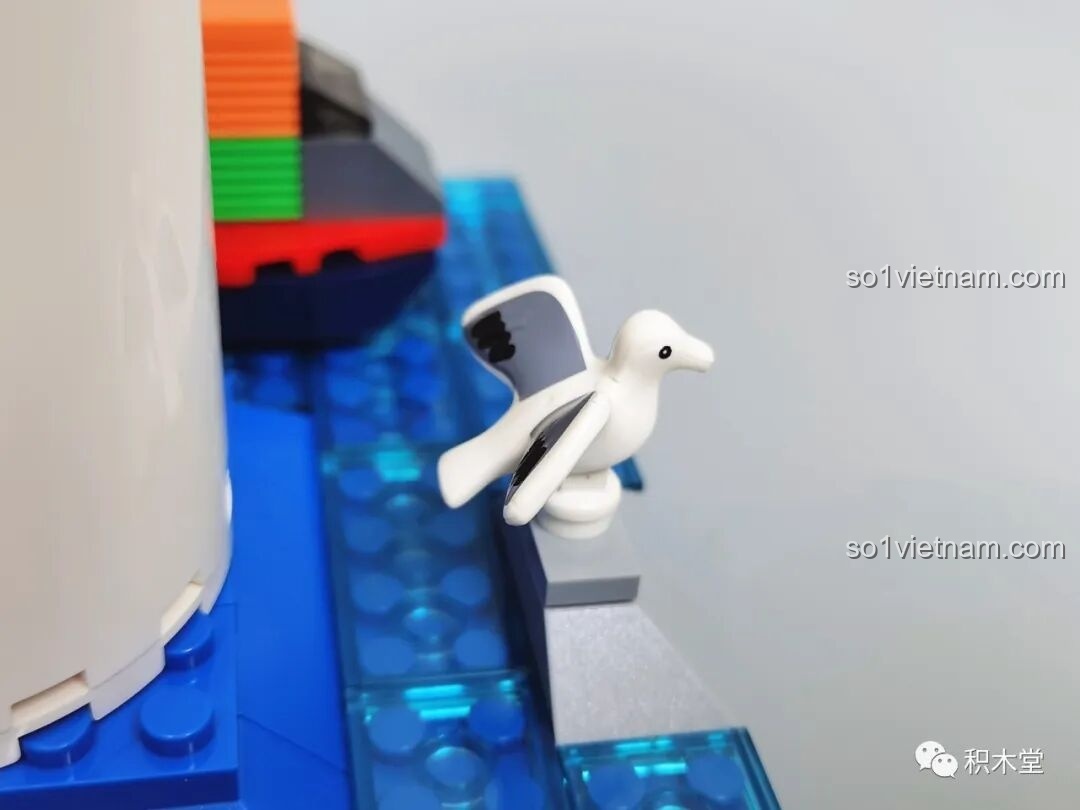 Chiếc thuyền container với các khối màu sắc rực rỡ trên đế Pantasy 11014, rất bắt mắt và sinh động, tạo điểm nhấn cho mô hình.