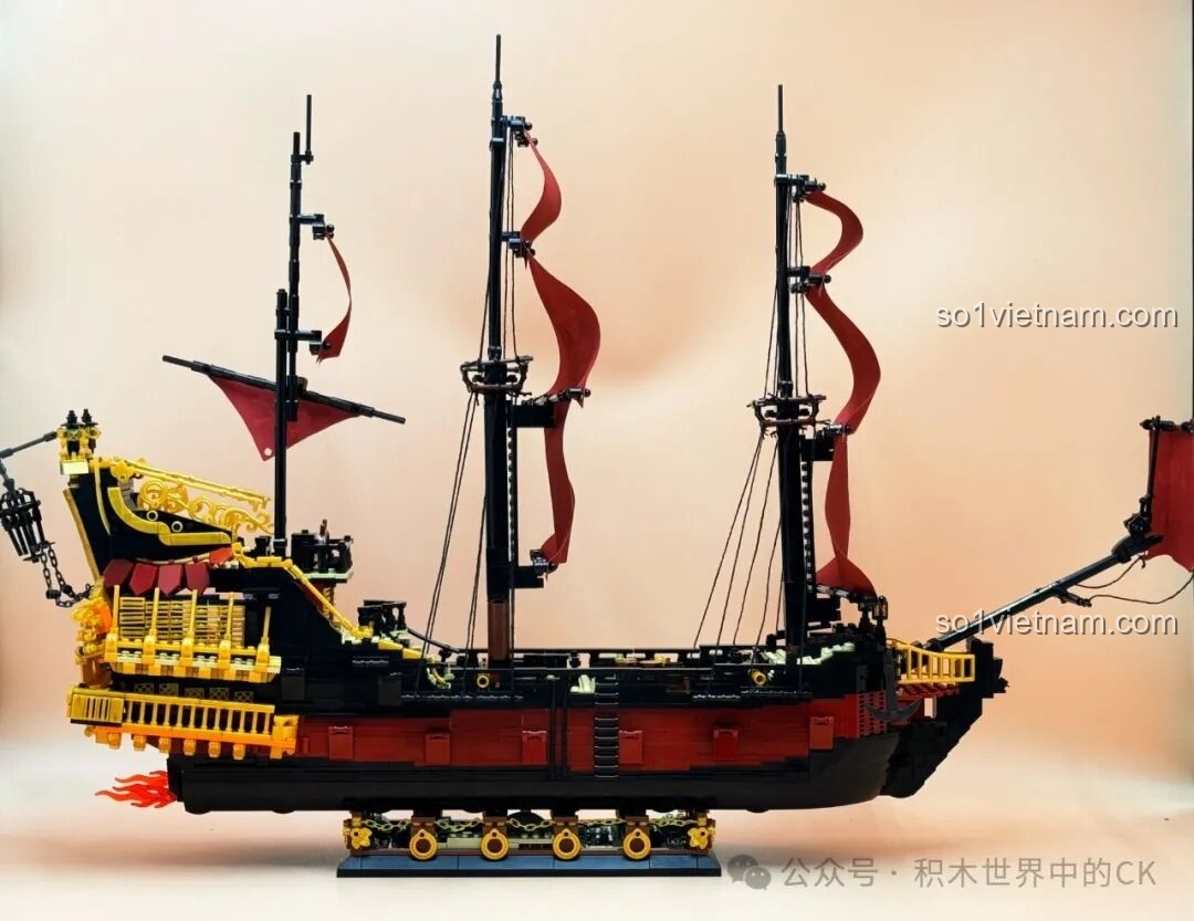 Mô hình Thuyền Cướp Biển Phantom Queen ZHEGAO 653001 nhìn từ bên trái