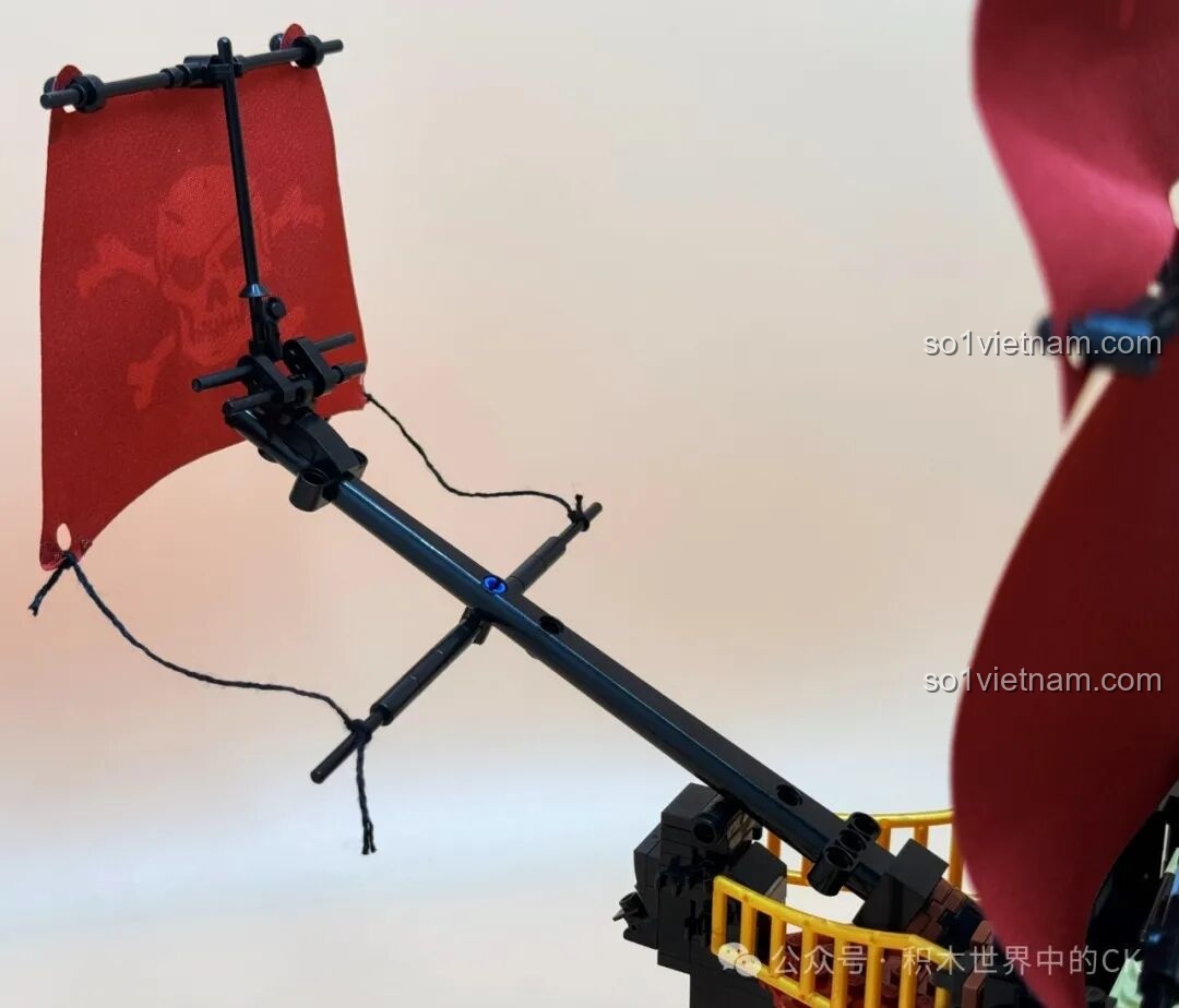 Chi tiết cánh buồm và cột buồm phía sau của Thuyền Cướp Biển Phantom Queen ZHEGAO 653001