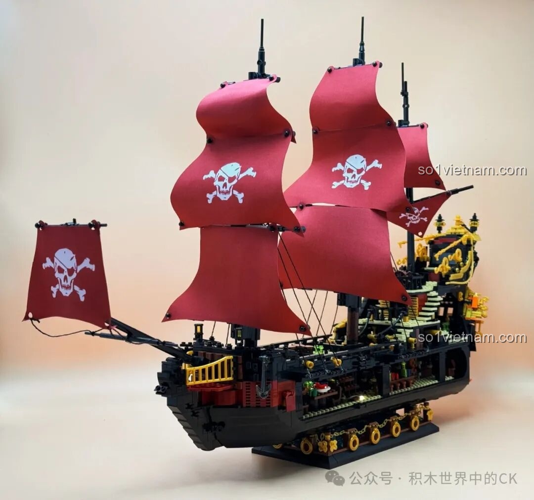 Cánh buồm đỏ rực với logo đầu lâu của Thuyền Cướp Biển Phantom Queen ZHEGAO 653001