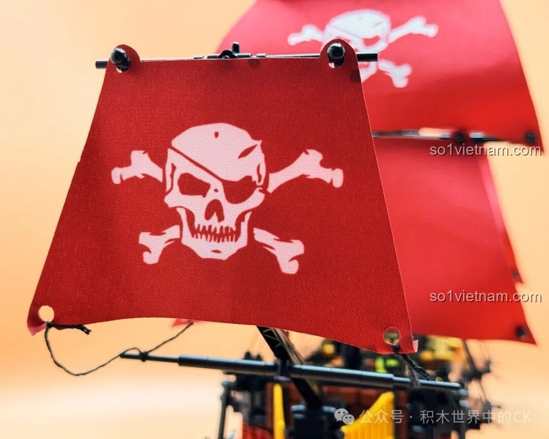 Cận cảnh logo đầu lâu trên cánh buồm của Thuyền Cướp Biển Phantom Queen ZHEGAO 653001