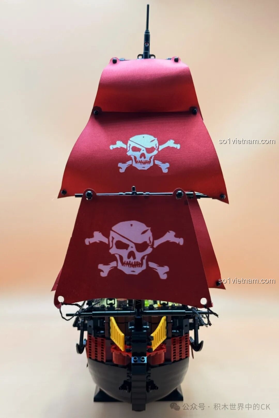 Mô hình Thuyền Cướp Biển Phantom Queen ZHEGAO 653001 nhìn từ mặt trước