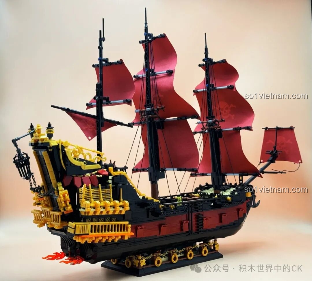 Mô hình Thuyền Cướp Biển Phantom Queen ZHEGAO 653001 với cánh buồm đỏ rực từ xa