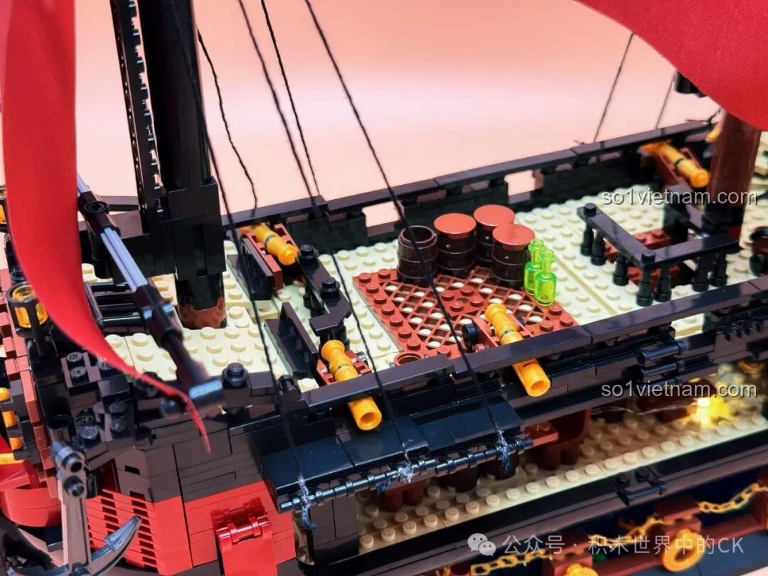 Chi tiết súng đại bác và thùng rượu trên boong tàu của Thuyền Cướp Biển Phantom Queen ZHEGAO 653001