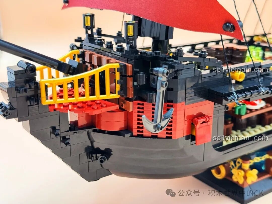 Chi tiết móc neo và các chi tiết trang trí ở mạn thuyền của Thuyền Cướp Biển Phantom Queen ZHEGAO 653001