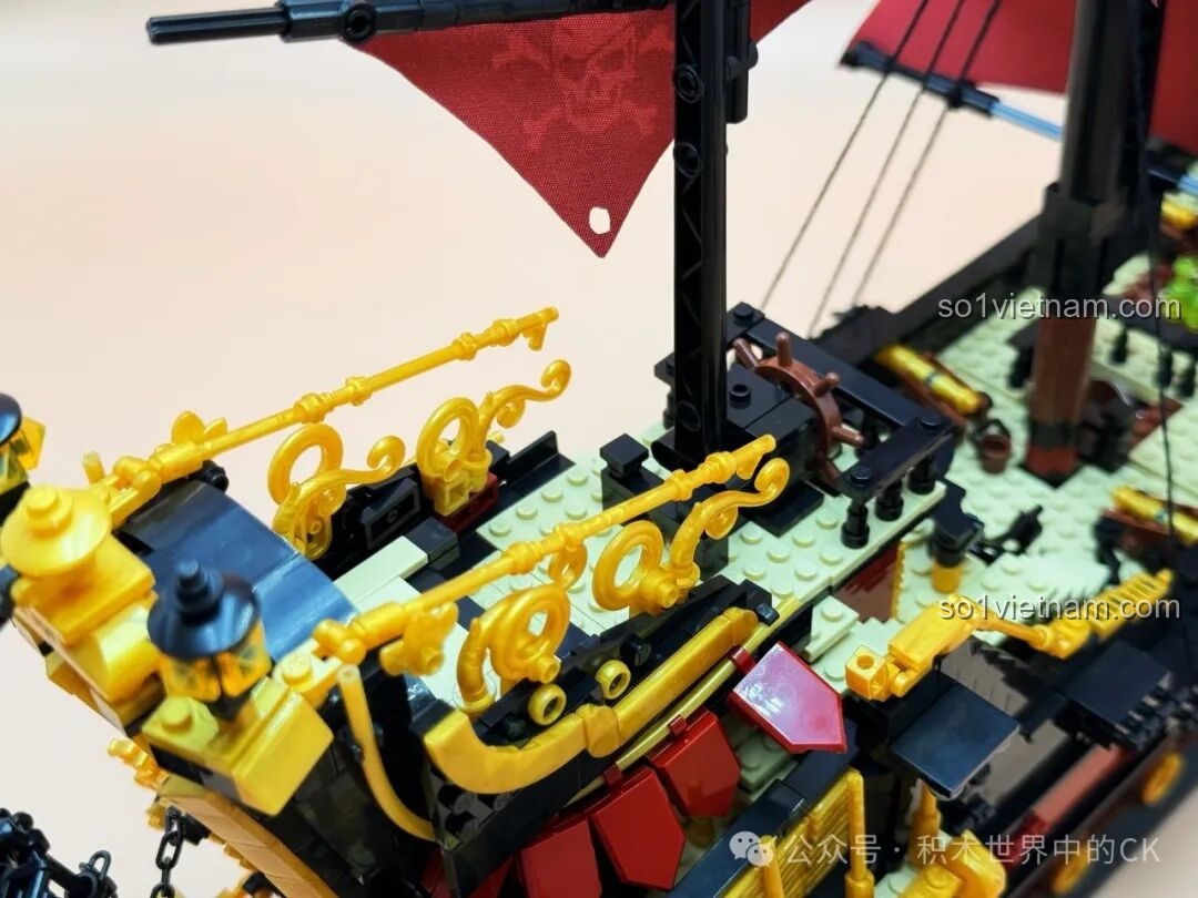 Chi tiết các chi tiết trang trí màu vàng trên Thuyền Cướp Biển Phantom Queen ZHEGAO 653001