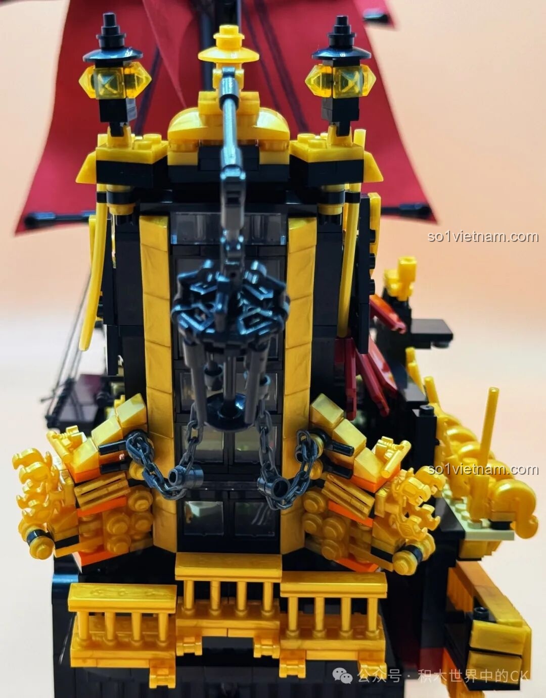 Chi tiết tháp đèn và các chi tiết trang trí trên đỉnh tàu của Thuyền Cướp Biển Phantom Queen ZHEGAO 653001