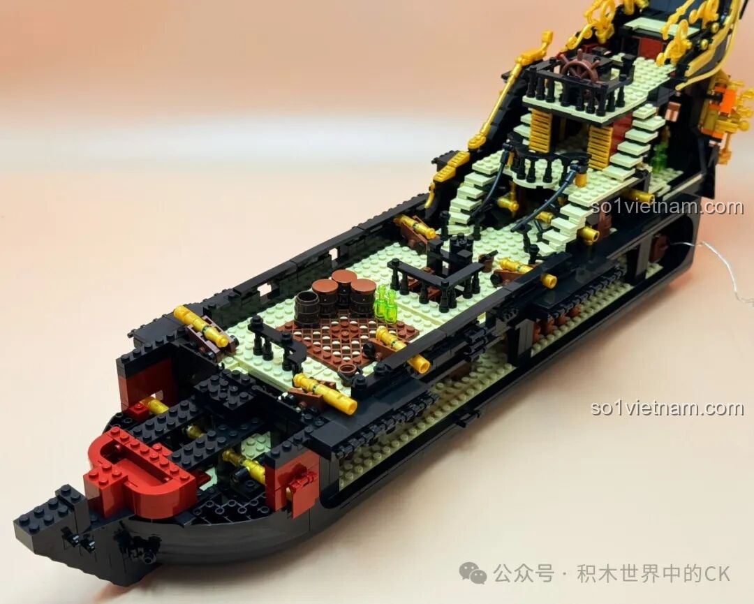 Phần đuôi tàu Thuyền Cướp Biển Phantom Queen ZHEGAO 653001 có đèn LED