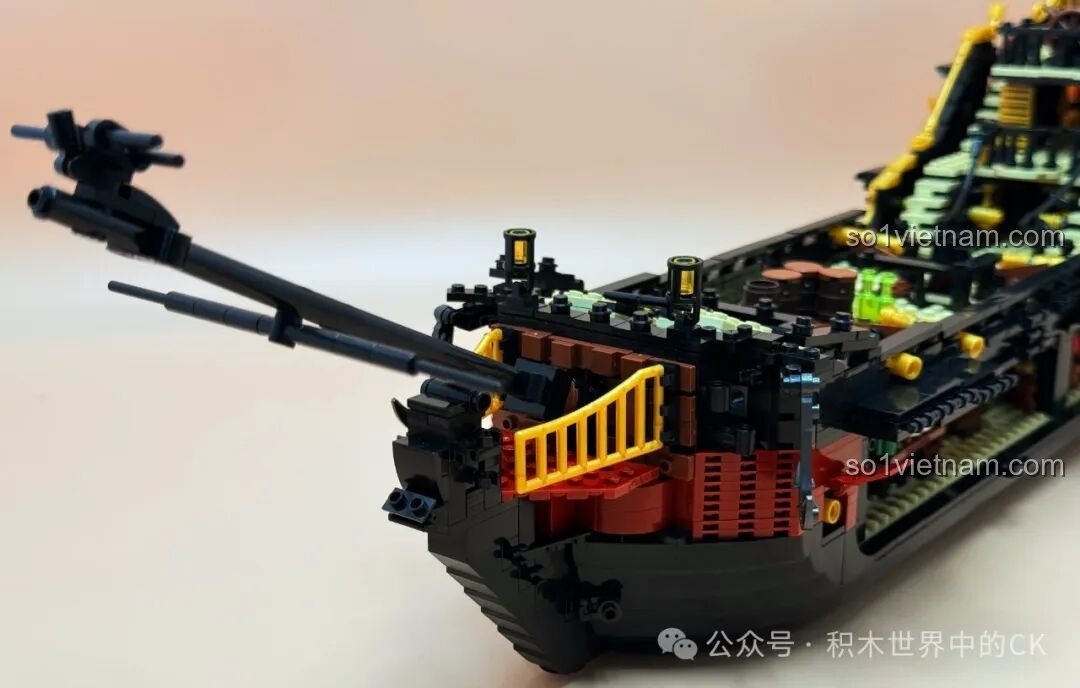 Hiệu ứng lửa ở phần đuôi tàu Thuyền Cướp Biển Phantom Queen ZHEGAO 653001