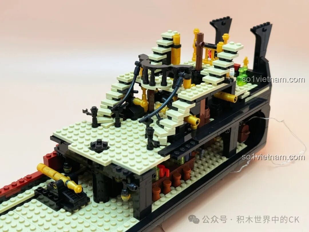 Lắp ráp phần boong tàu đầu tiên của Thuyền Cướp Biển Phantom Queen ZHEGAO 653001