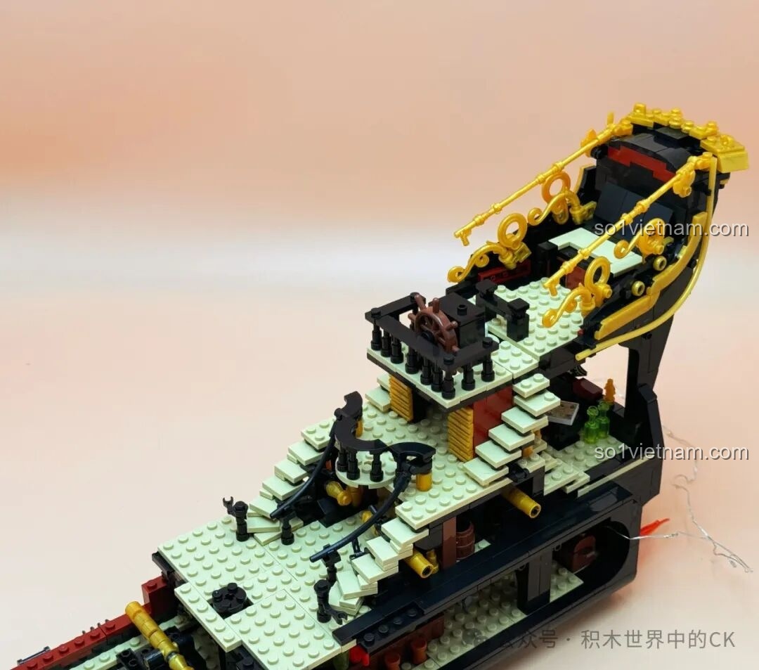 Tiếp tục lắp ráp phần boong tàu của Thuyền Cướp Biển Phantom Queen ZHEGAO 653001